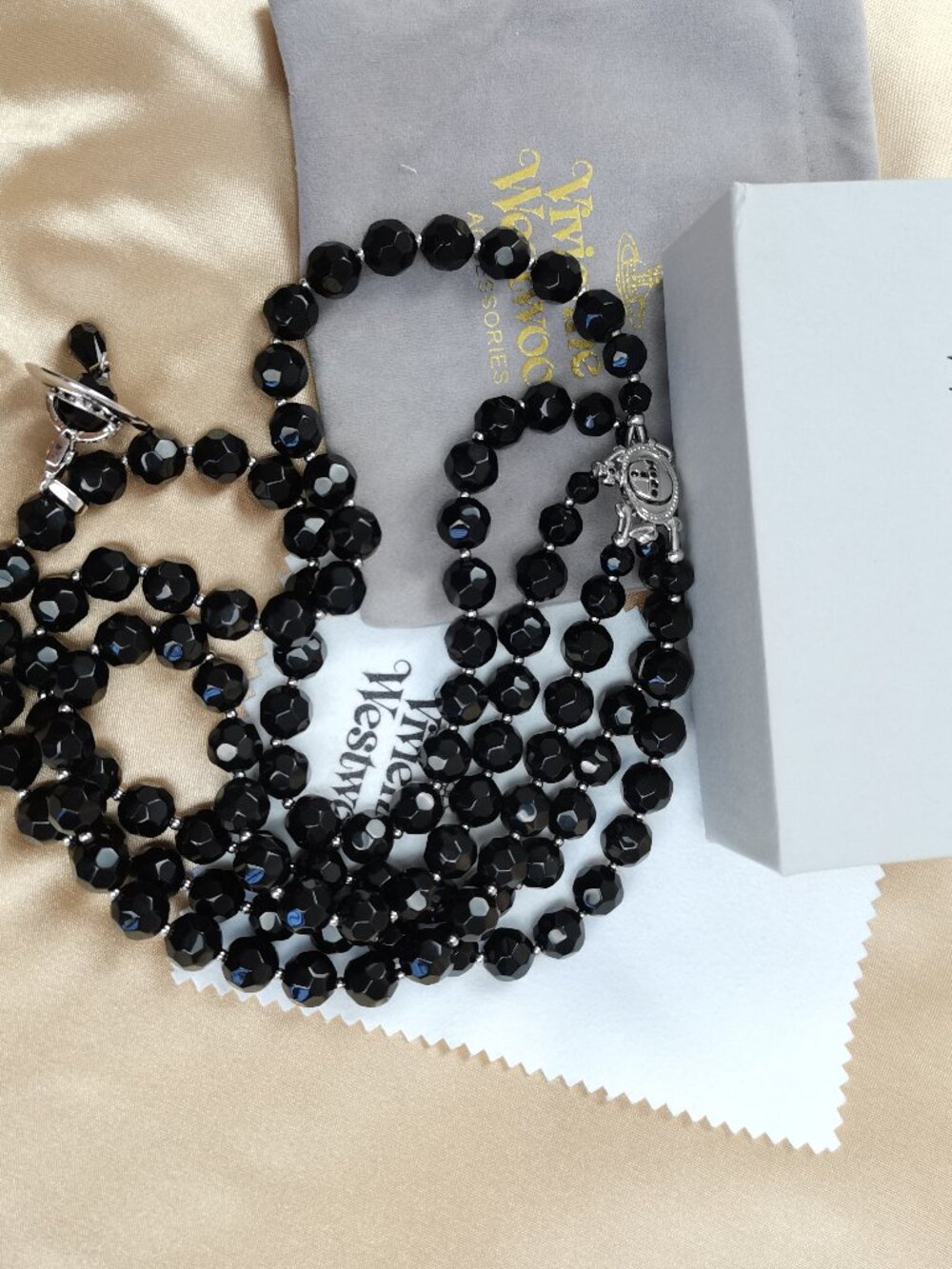 Vivienne Westwood Three Row Pearl Bas Relief Choker in Silver (Brand New) - Picture 3 of 13